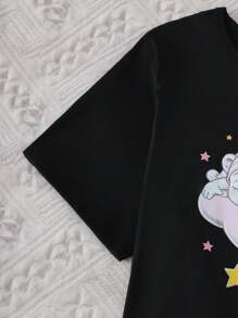 大码女士休闲睡衣套装，星月印花和睡熊图案圆领短袖上衣 + 条纹裤 2 件套，采用弹力涤纶针织制成，适合大码女士家居服