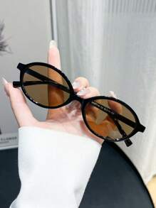 一副男女通用椭圆形全框太阳镜，休闲复古风格，适合搭配毛衣、牛仔裤、运动裤、连帽衫、夹克、连衣裙和长袖衬衫。