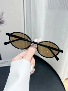一副男女通用椭圆形全框太阳镜，休闲复古风格，适合搭配毛衣、牛仔裤、运动裤、连帽衫、夹克、连衣裙和长袖衬衫。