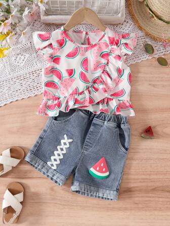 年轻女孩西瓜印花荷叶边下摆盖袖上衣和牛仔短裤套装