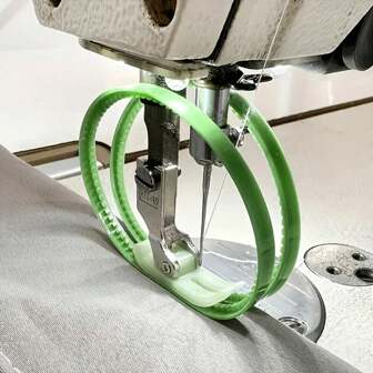 1 st dubbel rullpressarfot för industriella symaskiner, idealisk för konstläder och tunna tyger, belagd stickad kompatibilitet, kommer med justerbar tryckstång, symaskinstillbehör, syverktyg.