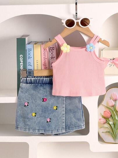 女婴 2 件套：粉色条纹花卉装饰细肩带背心和花卉刺绣牛仔裙套装