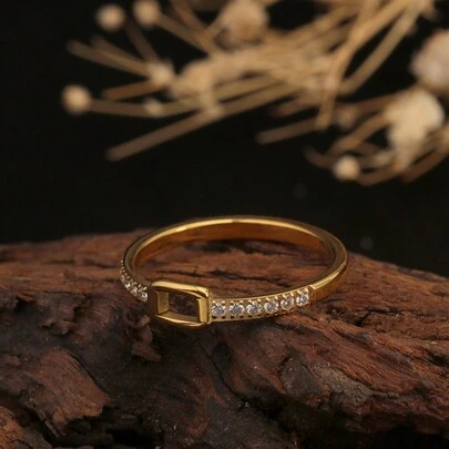 1枚2毫米不锈钢极简主义小立方氧化锆方形戒指，18K金色，精致镂空钻石戒圈，适合女士日常佩戴