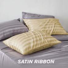 2 Packungen luxuriöse seidensatin gestreifte Kissenbezüge, khakifarbene 3cm breite Streifen Jacquard aus ultraweichem Polyester mit Kuvertverschluss, maschinenwaschbar, 80-85gsm, kühlender Komfort für Haar und Haut, Bettpolster-Protektoren in Hotelqualität