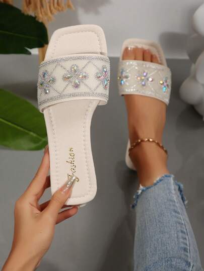 大码 41 白色女士拖鞋，春夏新款方头 42 女士平底凉鞋，搭配连衣裙，时尚水晶一脚蹬拖鞋，漂亮女孩夏季沙滩防滑凉鞋，可爱女孩塑料拖鞋 43