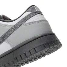 Nike 女款 2026 新款 DUNK 星光元素闪亮派对风休闲运动低帮运动鞋 HQ3462-191 - 灰色 - 查看 6
