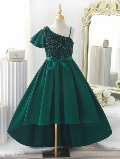 Elegancka sukienka dla nastolatek w kolorze zielonym z cekinami i asymetrycznym dekoltem, odpowiednia na formalne okazje, takie jak bal maturalny, wesele, ceremonia, przyjęcie urodzinowe