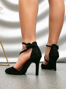 女士高跟鞋，黑色尖头细高跟穆勒鞋，带踝带的镂空封闭式鞋头凉鞋，绒面革饰面，新娘婚鞋