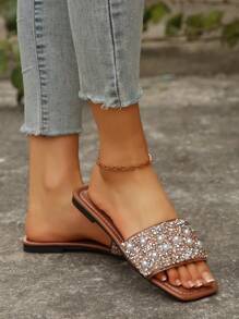 Sandalias para mujer de talla grande 41, nueva colección de primavera/verano 2025 para vacaciones, sandalias planas con puntera cuadrada para damas 42, adecuadas con vestidos para alargar las piernas, elegantes chancletas con tachuelas de oro, hermosos zapatos de playa, zapatillas antideslizantes para el hogar, adorables sandalias de plástico 43