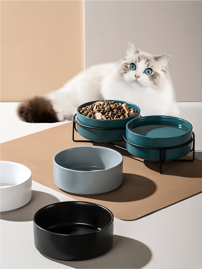 Tigela de cerâmica de alta qualidade para cães e gatos - Design com proteção para o pescoço, antiderrapante, capacidade de 350 ml, bonita e prática, sistema de tigela dupla, suporte removível de ferro forjado, superfície lisa de porcelana, cerâmica resistente a altas temperaturas que resiste ao crescimento bacteriano, armazenamento empilhável economiza espaço, superfície fosca fácil de limpar, várias cores disponíveis, garante alimentação higiênica e aprimora a decoração da casa com design elegante