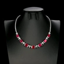 Collar de platino de alta gama de cobre chapado, engastado con rubíes sintéticos y diamantes, elegante para banquetes y joyería de boda
