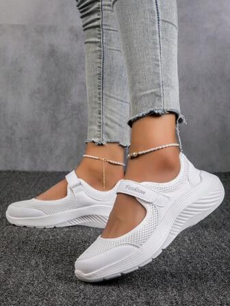 女士钩环设计坡跟一脚蹬鞋，网眼透气封闭式鞋头简约风格摇摆鞋，白色适合日常穿着和办公室