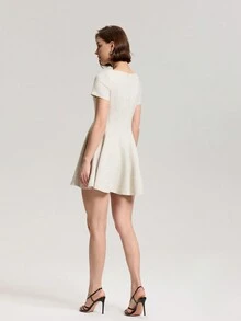 女士短袖褶皱简约短裙，休闲日常穿着