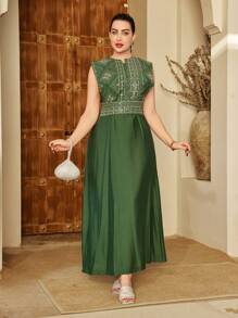 优雅刺绣串珠阿巴雅长袍，V领配腰带，修身端庄，传统沙特绿色长袍，2025年沙特国庆节最新设计 - 綠色 - 查看 2