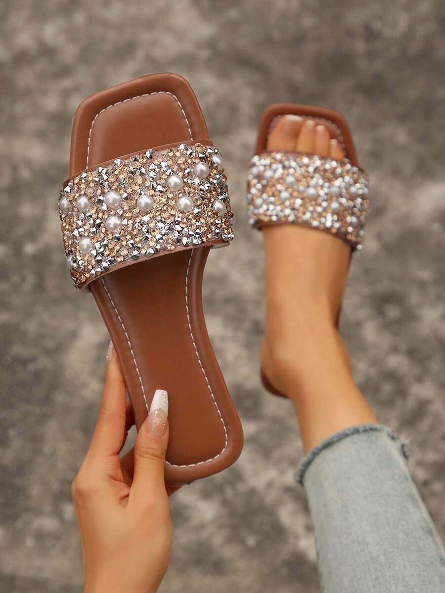 Sandalias para mujer de talla grande 41, nueva colección de primavera/verano 2025 para vacaciones, sandalias planas con puntera cuadrada para damas 42, adecuadas con vestidos para alargar las piernas, elegantes chancletas con tachuelas de oro, hermosos zapatos de playa, zapatillas antideslizantes para el hogar, adorables sandalias de plástico 43