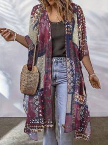 Kimono pour femme grande taille en patchwork imprimé. Couvre-plage ample, semi-transparent avec fentes latérales, idéal pour les vacances d'été