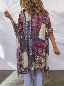Kimono pour femme grande taille en patchwork imprimé. Couvre-plage ample, semi-transparent avec fentes latérales, idéal pour les vacances d'été