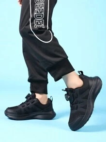男孩轻便运动鞋，学生跳绳鞋，带透气网眼，旋转扣鞋带，户外运动和休闲鞋。适合所有季节，适合跑步、日常休闲和校园