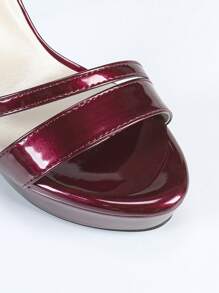 圆头防水厚底带镂空细红色高跟女式高跟凉鞋，新款设计