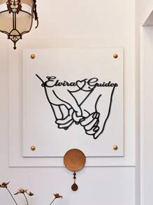 قطعة واحدة من لوحة الجدار المعدنية القابلة للتخصيص بتصميم يد بيد، ديكور جداري لفن الأزواج رمز للحب، مناسب لعيد الحب، الأزواج، حفلات الزفاف؛ قابل للتخصيص بأسماء الزوجين، مصنوع من معدن مقاوم للماء، 30سم* 23.7سم أو 40سم* 31.5سم، لا يحتاج إلى طاقة، ديكور قابل للنزع السهل التركيب، هدية لصديق/صديقة فريدة، هدايا مثالية لها لابنه ابنته، طلاب المدارس، الأطفال للذكرى السنوية، للأعياد المدرسية، المكتب، المنزل