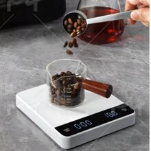 1 sztuka, waga do kawy z timerem, ładowalna mini waga do espresso - dokładność 0,1 g i pojemność 2 kg, funkcja tarowania, podświetlany wyświetlacz | przenośna waga do kawy baristy do domu/parzenia/kawiarni (nowoczesna czarno-biała, zawiera silikonową matę i kabel USB)