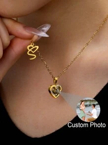 قلادة عائلية متخصصة بالعرض الضوئي للصور، قلادة ذاكرة شخصية أنيقة وجذابة تحتوي على الصور، مجوهرات تذكارية للأزواج، قلادة بأحرف الحروف الأبجدية الأصلية 26 باللاستانلس ستيل، مناسبة كهدية عيد الحب، هدية عيد الزواج، هدية رائعة ليوم الأم - الذهبي - مشاهدة 2