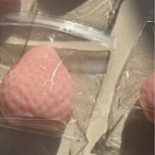 Juguete apretable de fresa grande brillante, Juguete de descompresión hecho a mano de textura similar al silicón de alta calidad, Nueva fresa transparente rosa con cobertura de crema