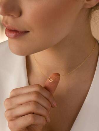 1 件精致金色首字母项链时尚侧身 26 字母吊坠锁骨项链女士