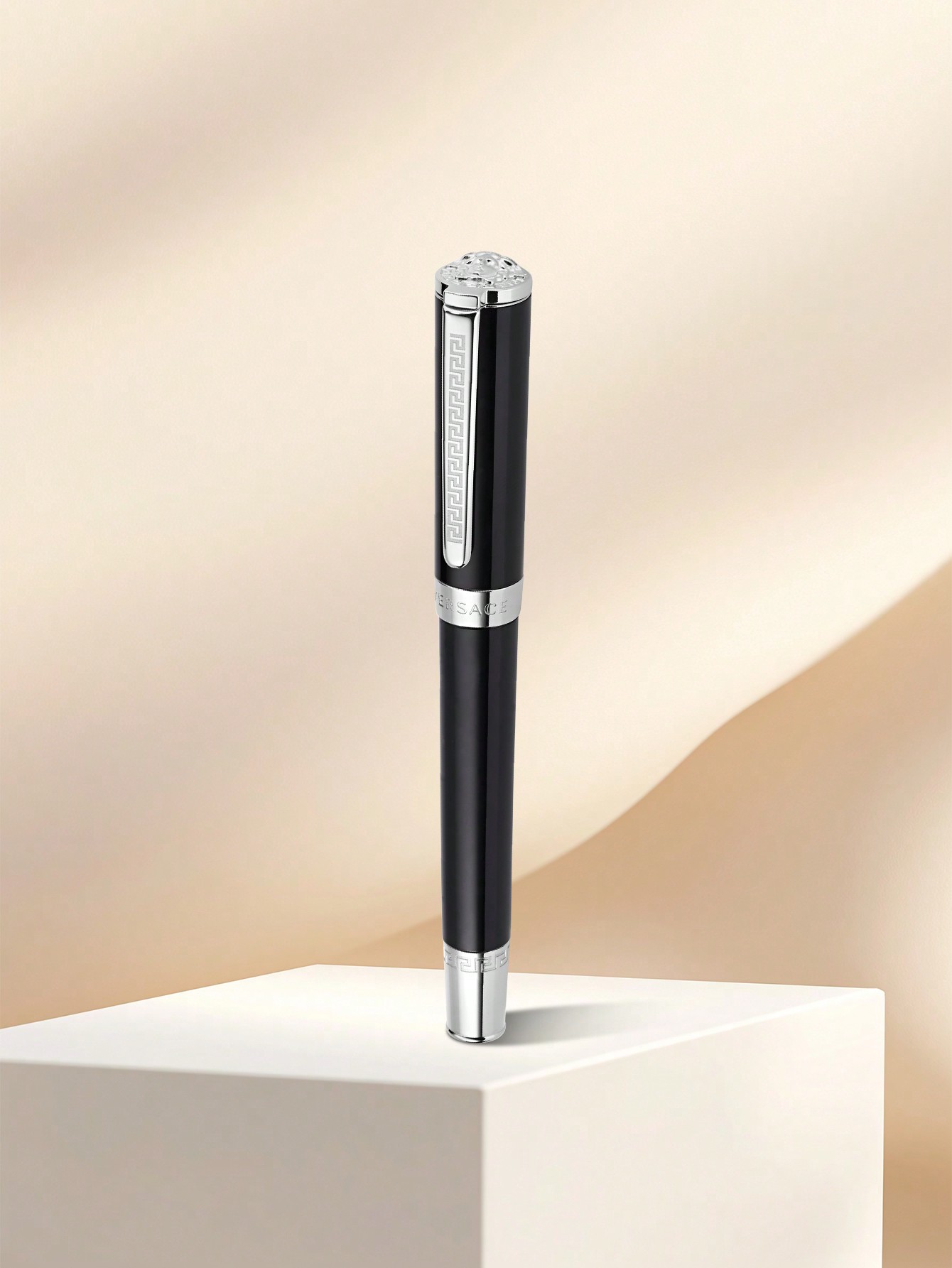 Versace قلم حبر جاف أولمبيا ذو نصل دقيق، به آلية ت...