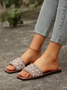 Sandalias para mujer de talla grande 41, nueva colección de primavera/verano 2025 para vacaciones, sandalias planas con puntera cuadrada para damas 42, adecuadas con vestidos para alargar las piernas, elegantes chancletas con tachuelas de oro, hermosos zapatos de playa, zapatillas antideslizantes para el hogar, adorables sandalias de plástico 43