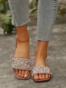 Sandalias para mujer de talla grande 41, nueva colección de primavera/verano 2025 para vacaciones, sandalias planas con puntera cuadrada para damas 42, adecuadas con vestidos para alargar las piernas, elegantes chancletas con tachuelas de oro, hermosos zapatos de playa, zapatillas antideslizantes para el hogar, adorables sandalias de plástico 43