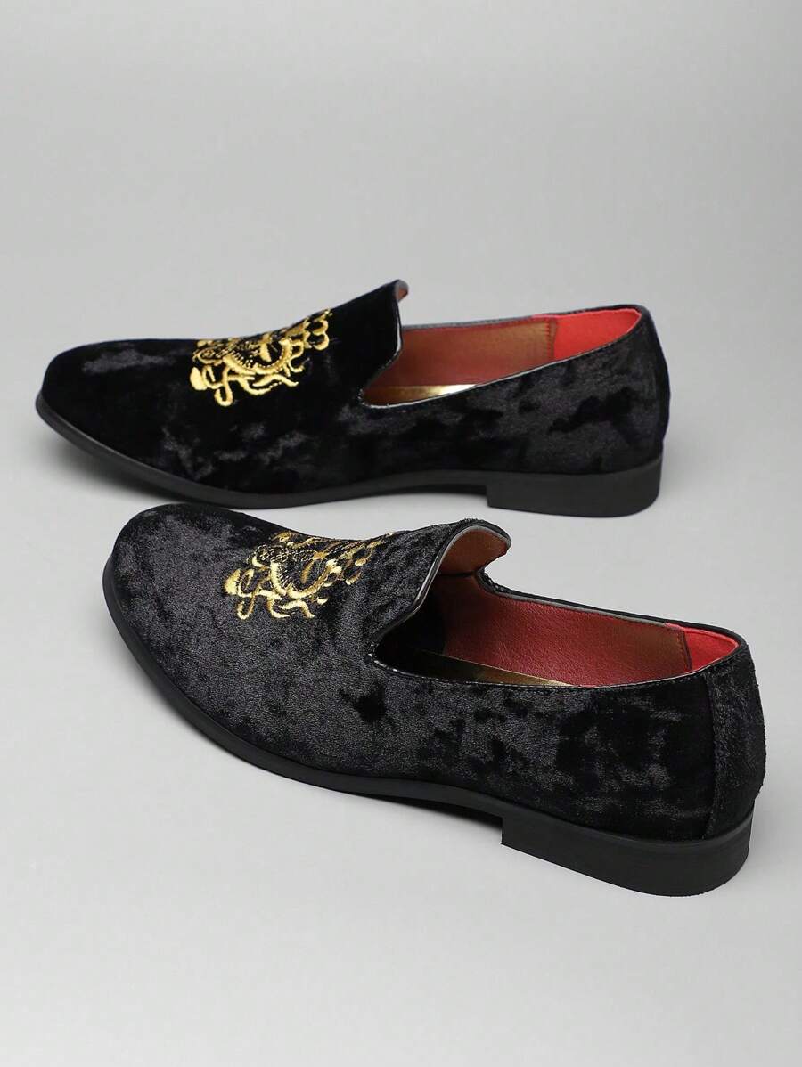 男士韩版时尚刺绣休闲一脚蹬乐福鞋，新款时尚尖头皮鞋，适合造型师