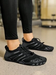 1 Pair Men's Fashion Water Shoes, Breathable & Comfortable For Water Sports, Beach, Boating, Fishing, Water Park, Adjustable Strap, Non-Slip Rubber Sole, Suitable For Outdoor Beach Walks, Seaside Parties, Park Cycling, Fitness Yoga - Black - View 2