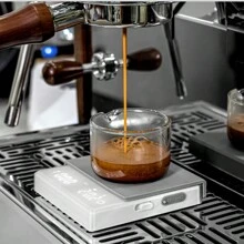 1 sztuka, waga do kawy z timerem, ładowalna mini waga do espresso - dokładność 0,1 g i pojemność 2 kg, funkcja tarowania, podświetlany wyświetlacz | przenośna waga do kawy baristy do domu/parzenia/kawiarni (nowoczesna czarno-biała, zawiera silikonową matę i kabel USB)