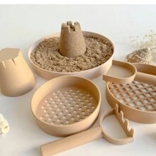Un conjunto de 4 piezas de herramientas en miniatura para la caja de arena de los niños, que incluye pala, rastrillo, cubeta pequeña y tamiz, juguetes de playa y caja de arena para niños (arena y conchas no incluidas) - Caqui - Ver 9