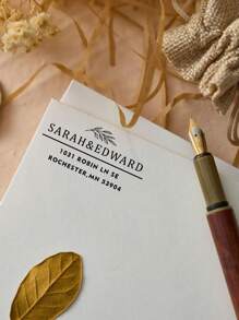 LICVIC 1 pezzo Timbro indirizzo personalizzato con testo, timbro indirizzo quadrato autoinchiostrante personalizzato, sigillo matrimoniale personalizzato, timbri anniversario autoinchiostranti personalizzati, timbri in gomma personalizzati, forniture per il ritorno a scuola, multifunzionale, elegante, di alta qualità, colorato, moderno, personalizzato, unico, regalo ideale per lui, regalo ideale per lei, fidanzato, papà, fidanzata, mamma, famiglia, amici, tea room, casa, giardino, ufficio, per anniversari, per San Valentino, per la Festa della Mamma, per compleanni, per la Festa del Papà, per lauree, per matrimoni, per il riscaldamento della casa, casa e vita, infesta la tua casa, rinfrescamento autunnale della casa, armonia domestica