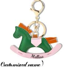 1 Stück personalisierter Leder Schlüsselanhänger mit Buchstabe, PU Leder Schaukelp ferd Schlüsselring, personalisiertes Geschenk zum Valentinstag, Abschluss, Geburtstag, Jahrestag, Vatertag, Muttertag, für den besten Freund, ihn/sie