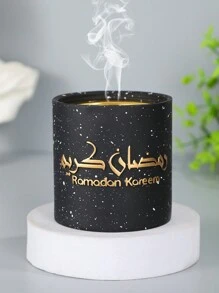一个简单的圆柱形树脂香炉，带有金色轮廓的阿拉伯字符。它可用于家庭装饰、办公室、节日期间和瑜伽场所等的装饰，以及芳香疗法。它还可以用作节日礼物、返校礼物、纪念品或客厅配件。节日装饰礼物生日毕业 - 彩色 - 查看 1
