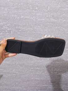 GlamourGrip Sandalias para dama tipo huaraches de mujer con pedrería elegante, chanclas planas estilo coreano con punta abierta, sandalias tejidas de verano con suela gruesa, zapatos planos de moda para playa, vacaciones o uso casual, diseño brillante con perlas, ideales para outfits con faldas o jeans - Beis - Ver 6