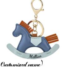 1 Stück personalisierter Leder Schlüsselanhänger mit Buchstabe, PU Leder Schaukelp ferd Schlüsselring, personalisiertes Geschenk zum Valentinstag, Abschluss, Geburtstag, Jahrestag, Vatertag, Muttertag, für den besten Freund, ihn/sie