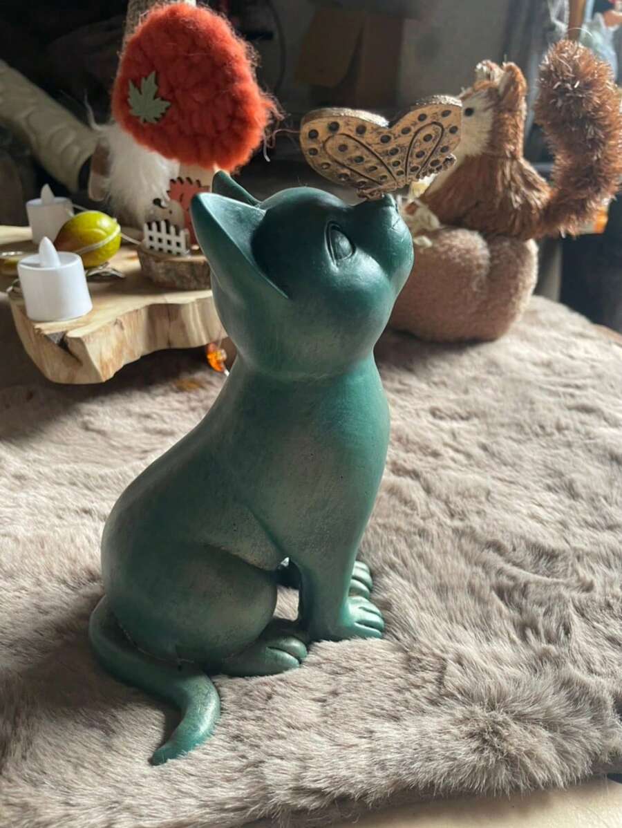 1 件可爱好奇猫与蝴蝶雕塑装饰品 - 装饰性可爱猫咪和蝴蝶雕塑，万圣节、圣诞节、生日、婚礼、家居和花园树脂装饰的可爱节日礼物
