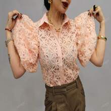 SPIRIT Blusa de manga media de mujer con manga estilo globo, tela organza troquelada de textura en forma de flores con botones y cuello estilo de camisa ligera, con estilo para temporada de calor, primavera verano, ideal para reuniones o oficina.