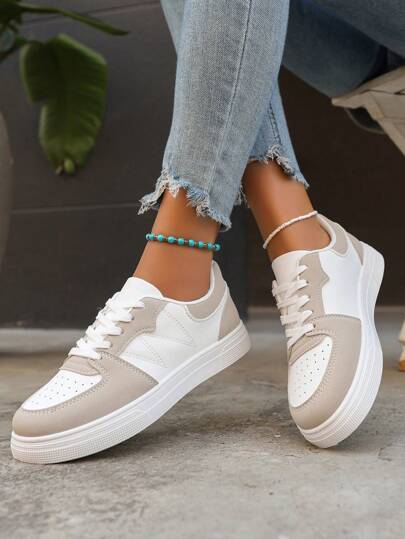 Sapatos esportivos casuais femininos, tênis esportivos brancos com design perfurado e bloco de cores, sola macia e leve, sapatos brancos casuais versáteis