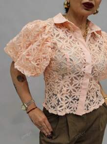 SPIRIT Blusa de manga media de mujer con manga estilo globo, tela organza troquelada de textura en forma de flores con botones y cuello estilo de camisa ligera, con estilo para temporada de calor, primavera verano, ideal para reuniones o oficina.