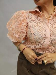 SPIRIT Blusa de manga media de mujer con manga estilo globo, tela organza troquelada de textura en forma de flores con botones y cuello estilo de camisa ligera, con estilo para temporada de calor, primavera verano, ideal para reuniones o oficina.