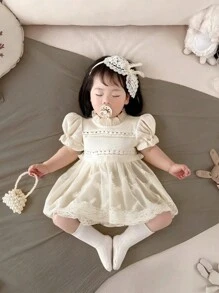 Modny, swobodny, koronkowy kombinezon dla dziewczynki z falbankami i siateczką