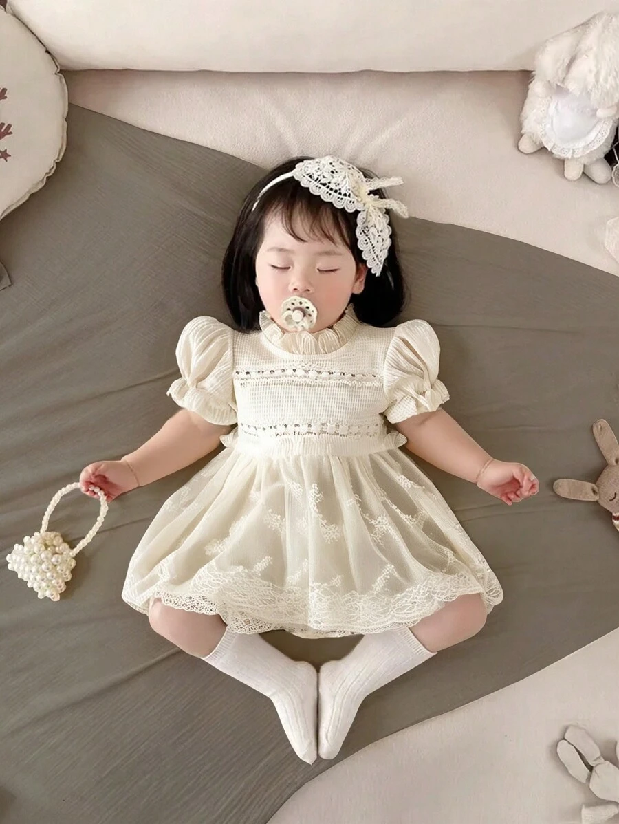 Modny, swobodny, koronkowy kombinezon dla dziewczynki z falbankami i siateczką