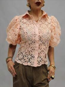 SPIRIT Blusa de manga media de mujer con manga estilo globo, tela organza troquelada de textura en forma de flores con botones y cuello estilo de camisa ligera, con estilo para temporada de calor, primavera verano, ideal para reuniones o oficina.