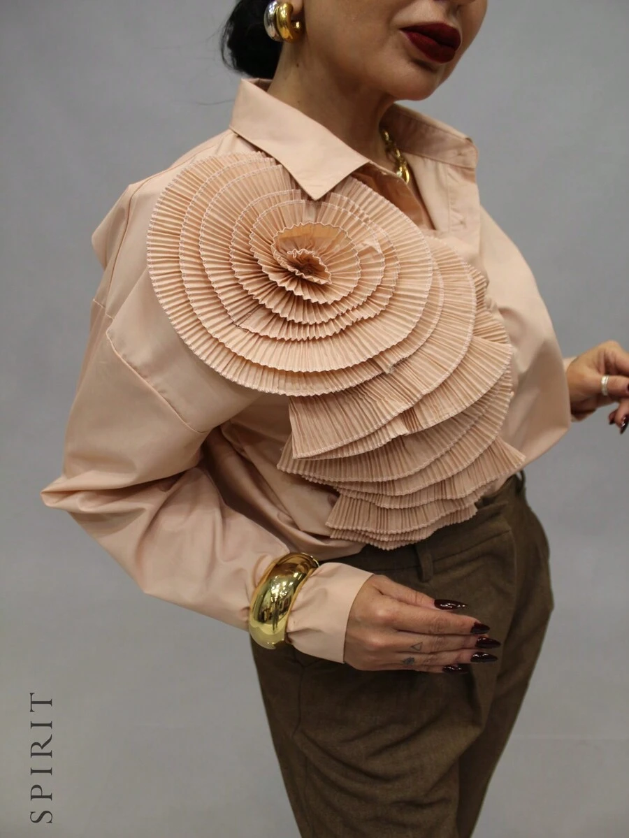 Camisa de mujer de manga larga con decoración de flor gigante en costado, unicolor, para toda ocasión, primavera, verano, otoño invierno, ideal para oficina o reuniones, aplicación en forma de flor del mismo color, tela suave. - Rosa - Ver 1