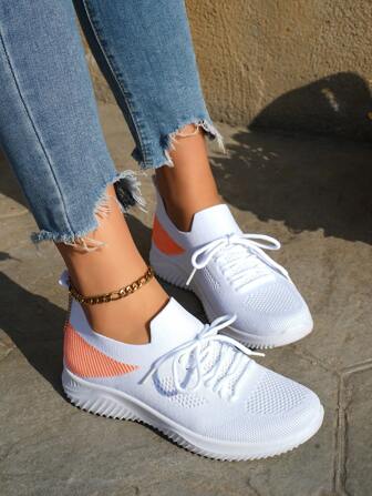 女士白色一脚蹬春夏针织网眼休闲运动鞋，轻便、平底、舒适户外旅行运动鞋